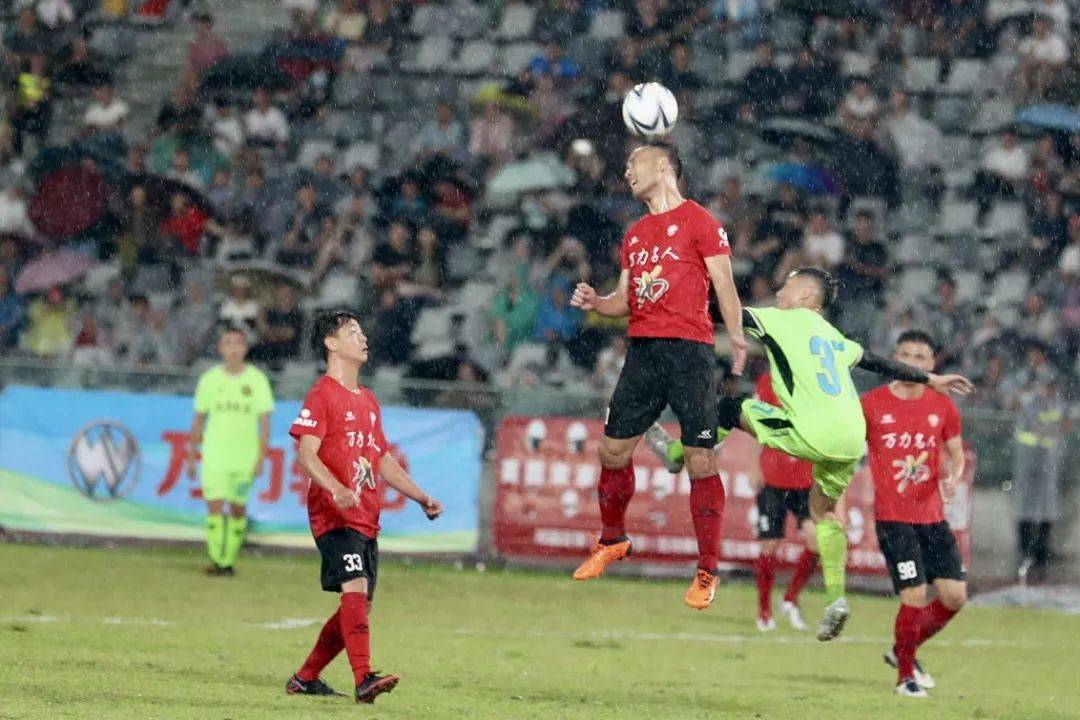 观众们期待在足球比赛中看到哪些精彩瞬间？