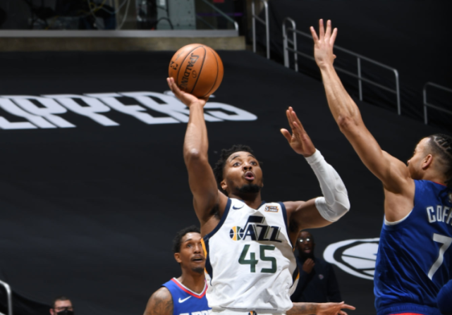 包含爵士全面发挥实力,击溃对手获得胜利的词条 包含爵士全面发挥实力,击溃对手获得胜利的词条