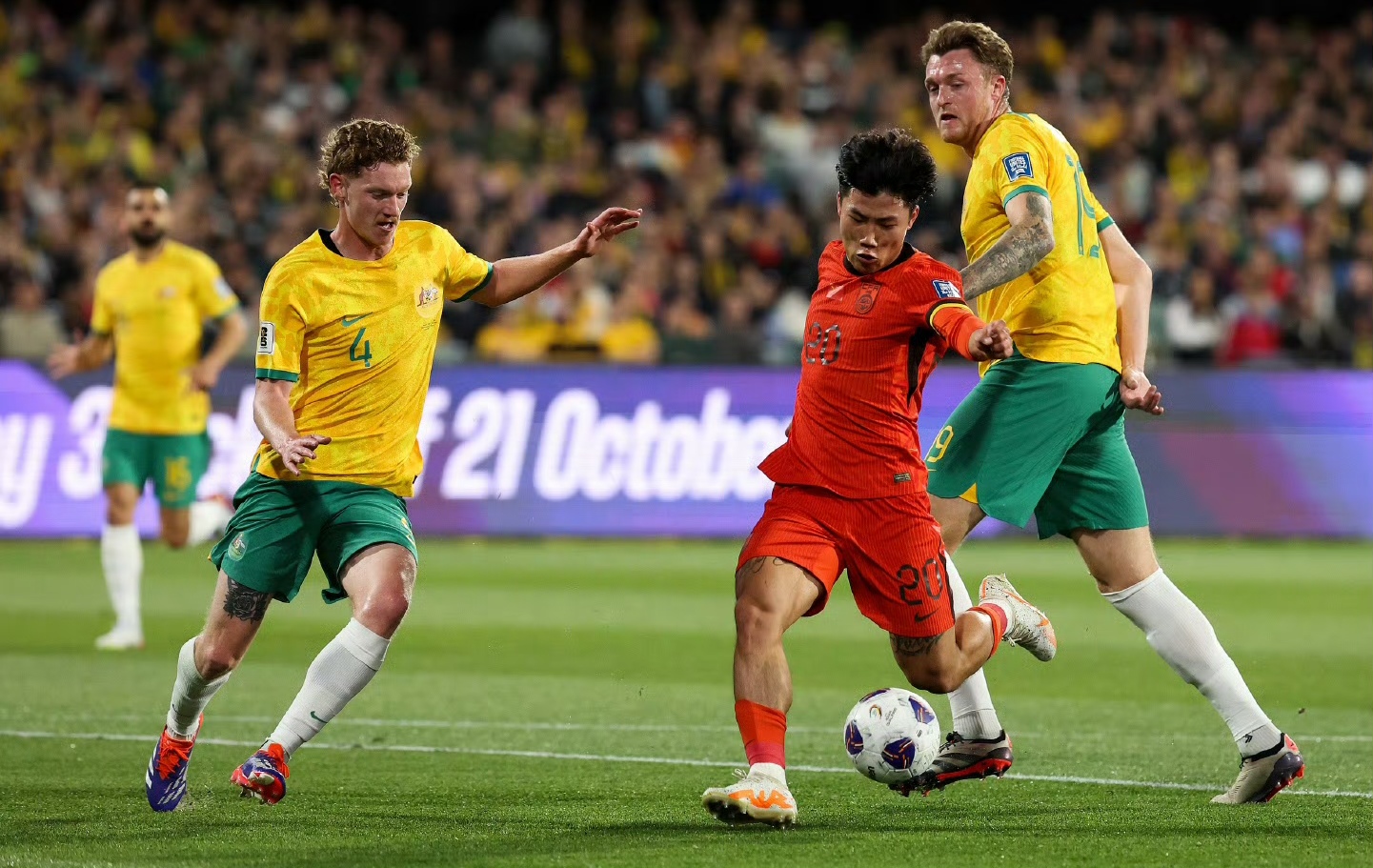 九游娱乐网页-强强碰撞：球场上的精彩瞬间令人热血沸腾的简单介绍