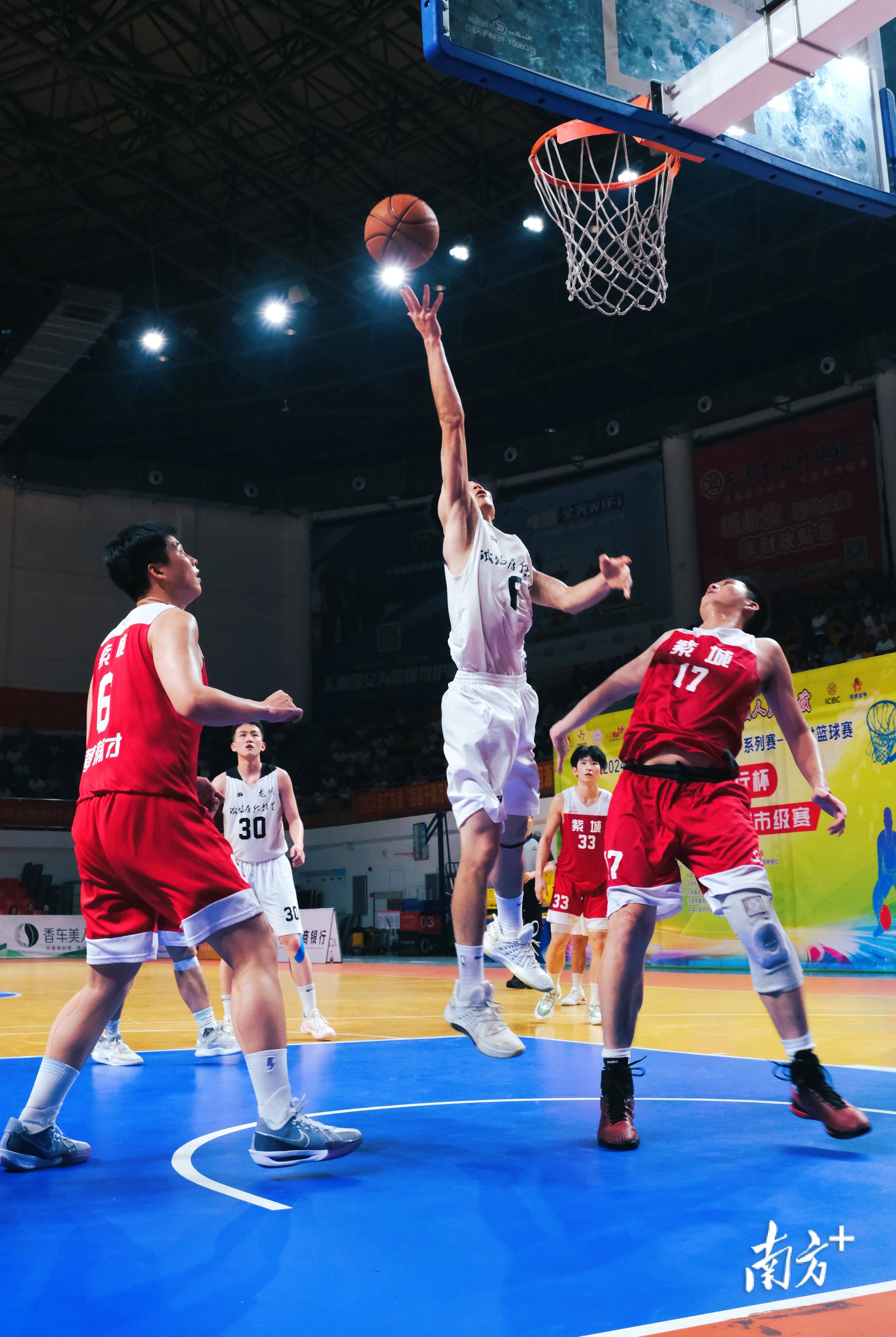 强强碰撞：球场上的精彩瞬间令人热血沸腾的简单介绍