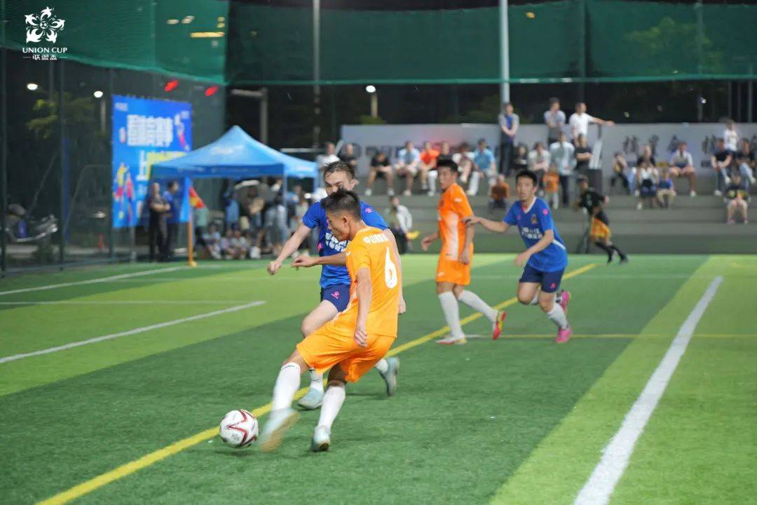 足球盛宴精彩纷呈,球迷欢呼雀跃 足球盛宴精彩纷呈,球迷欢呼雀跃