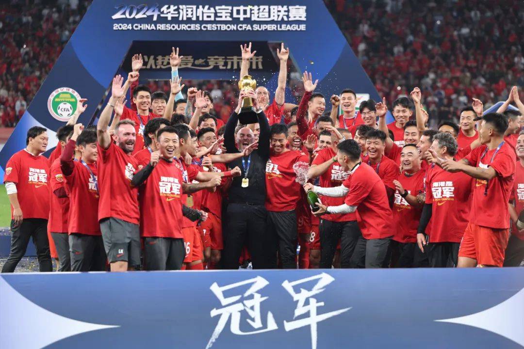 九游官网-足球联赛状态高亢，球员卓越技艺闪耀夺目！的简单介绍