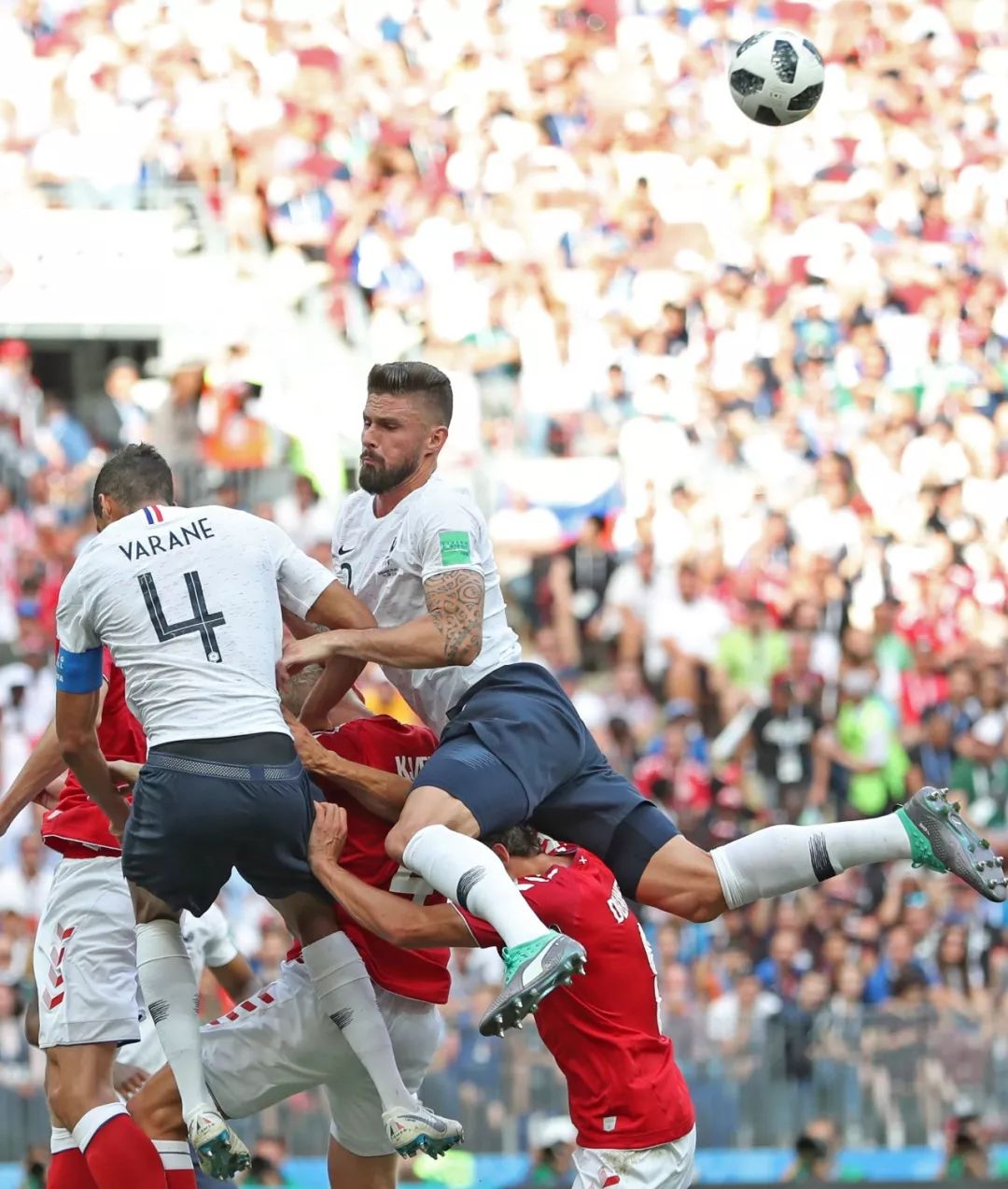 惊险!球队争夺胜利,胜负难预料 惊险!球队争夺胜利,胜负难预料