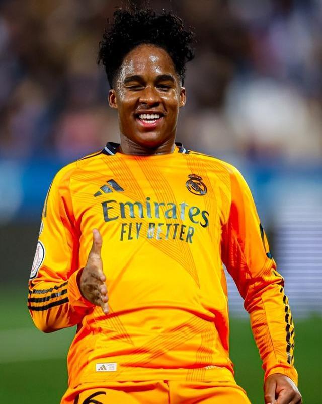 九游官网-包含尤文图斯凭借定位球绝杀，晋级四强，全队欢呼雀跃的词条