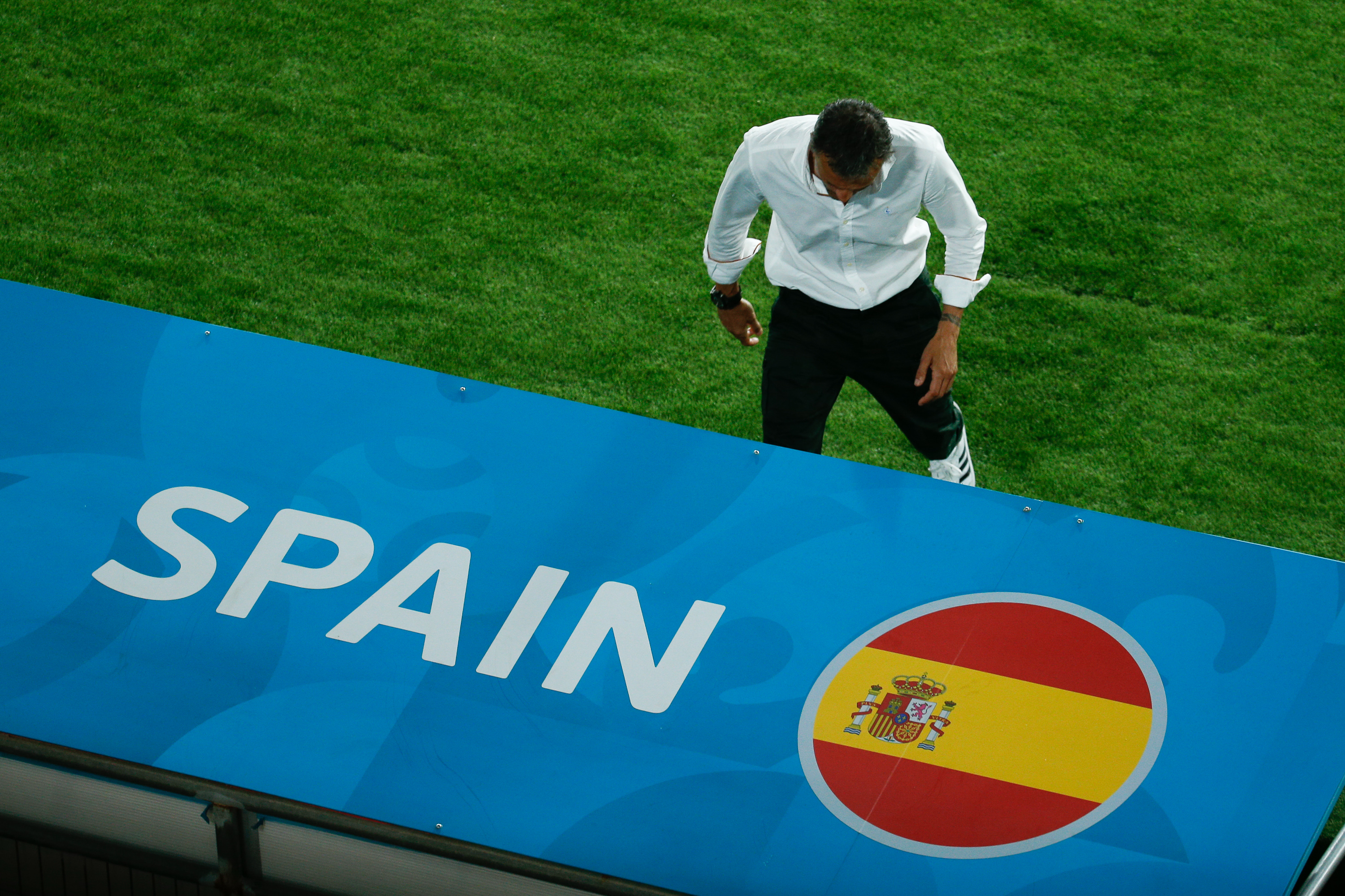 包含西班牙轻取瑞典，获小组头名晋级的词条