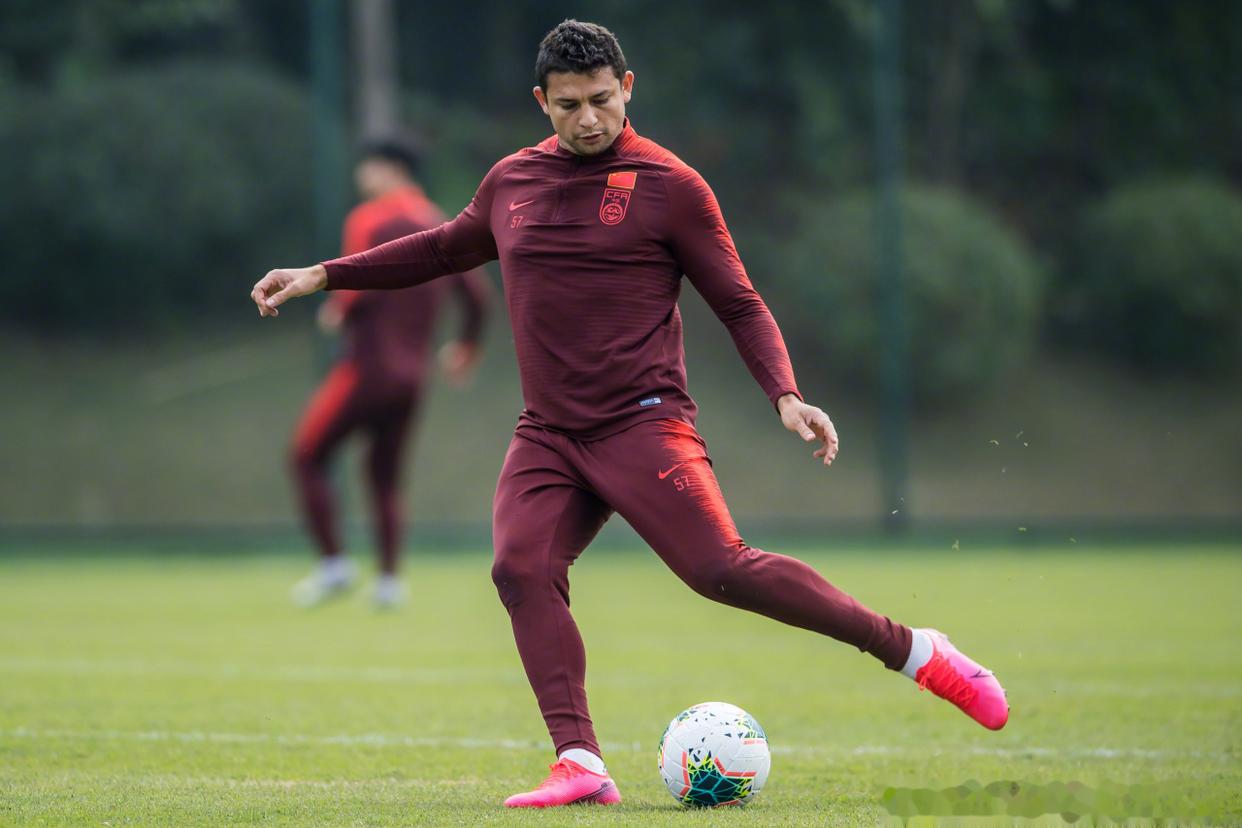 广州恒大胜河南建业，稳定联赛前排位置