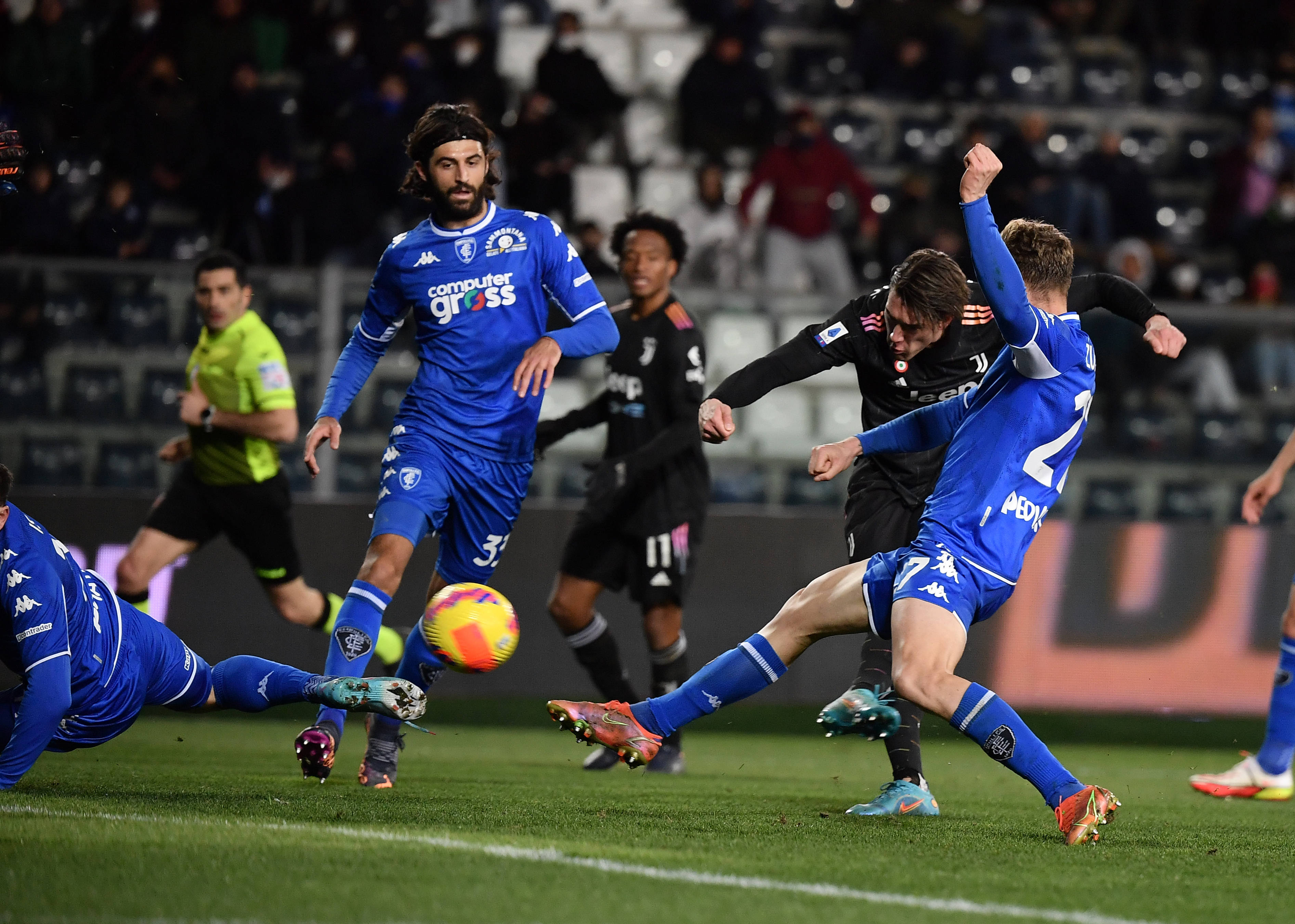 包含曼城主场胜利如潮,领跑位置稳固的词条 包含曼城主场胜利如潮,领跑位置稳固的词条