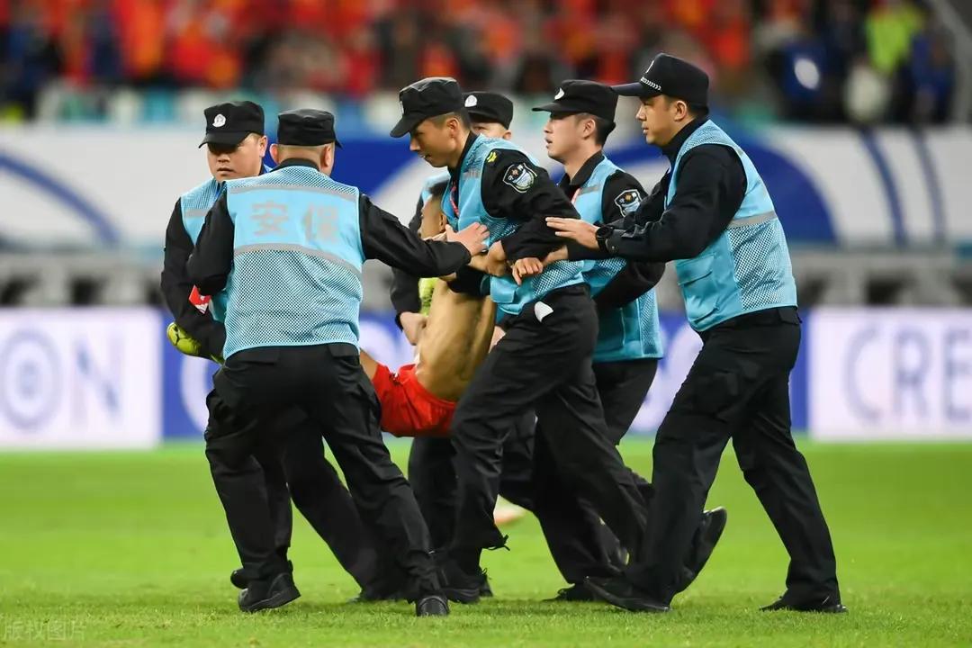 球场上的对抗让观众眼前一亮 球场上的对抗让观众眼前一亮