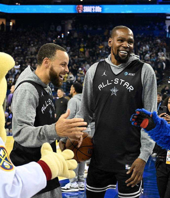 NBA全明星周末盛况再现,球迷激情高涨 NBA全明星周末盛况再现,球迷激情高涨