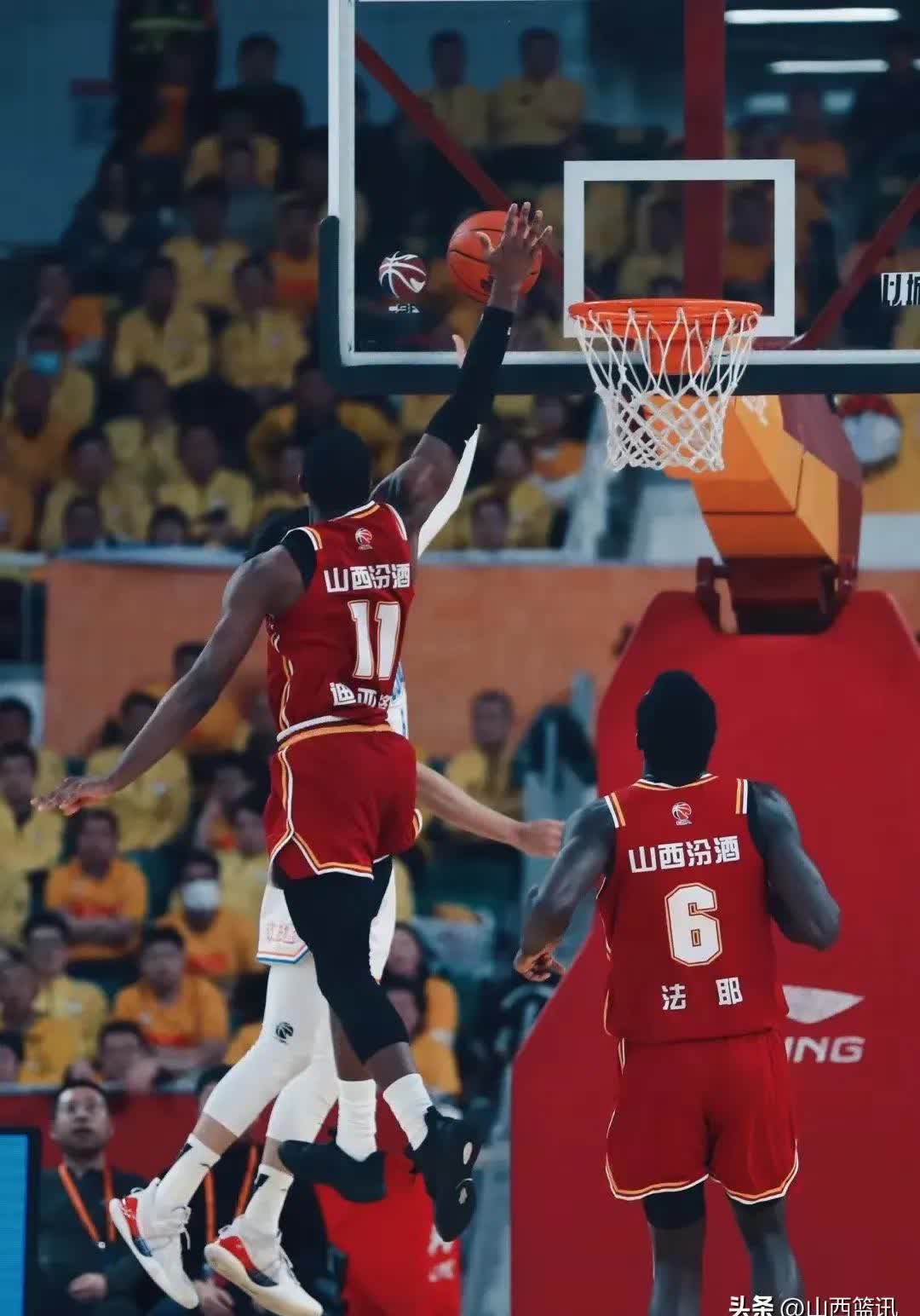 九游体育APP下载-篮球场上激烈较量，球迷热情高涨势不可挡！