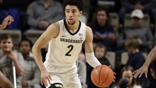 篮球名宿受邀开讲座，传授篮球智慧助力新秀成长