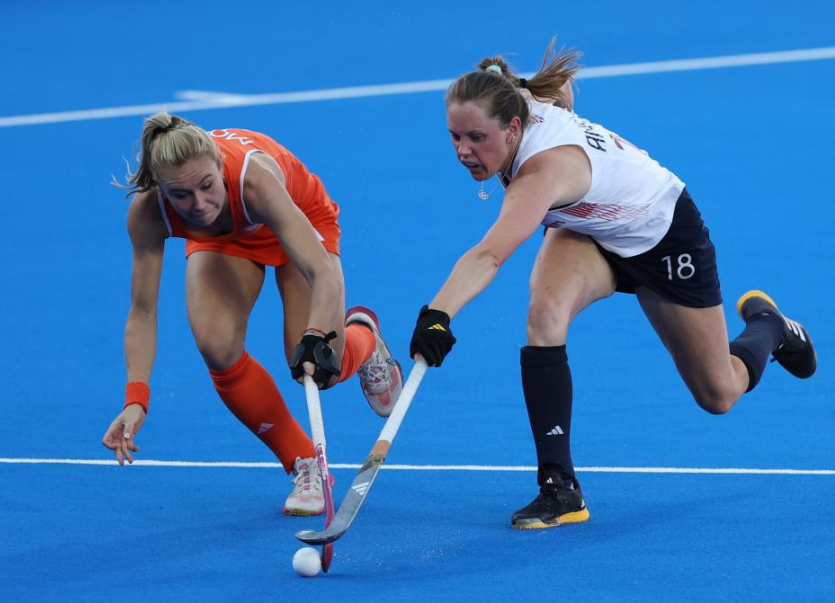 九游游戏-加拿大队获得女子曲棍球比赛冠军