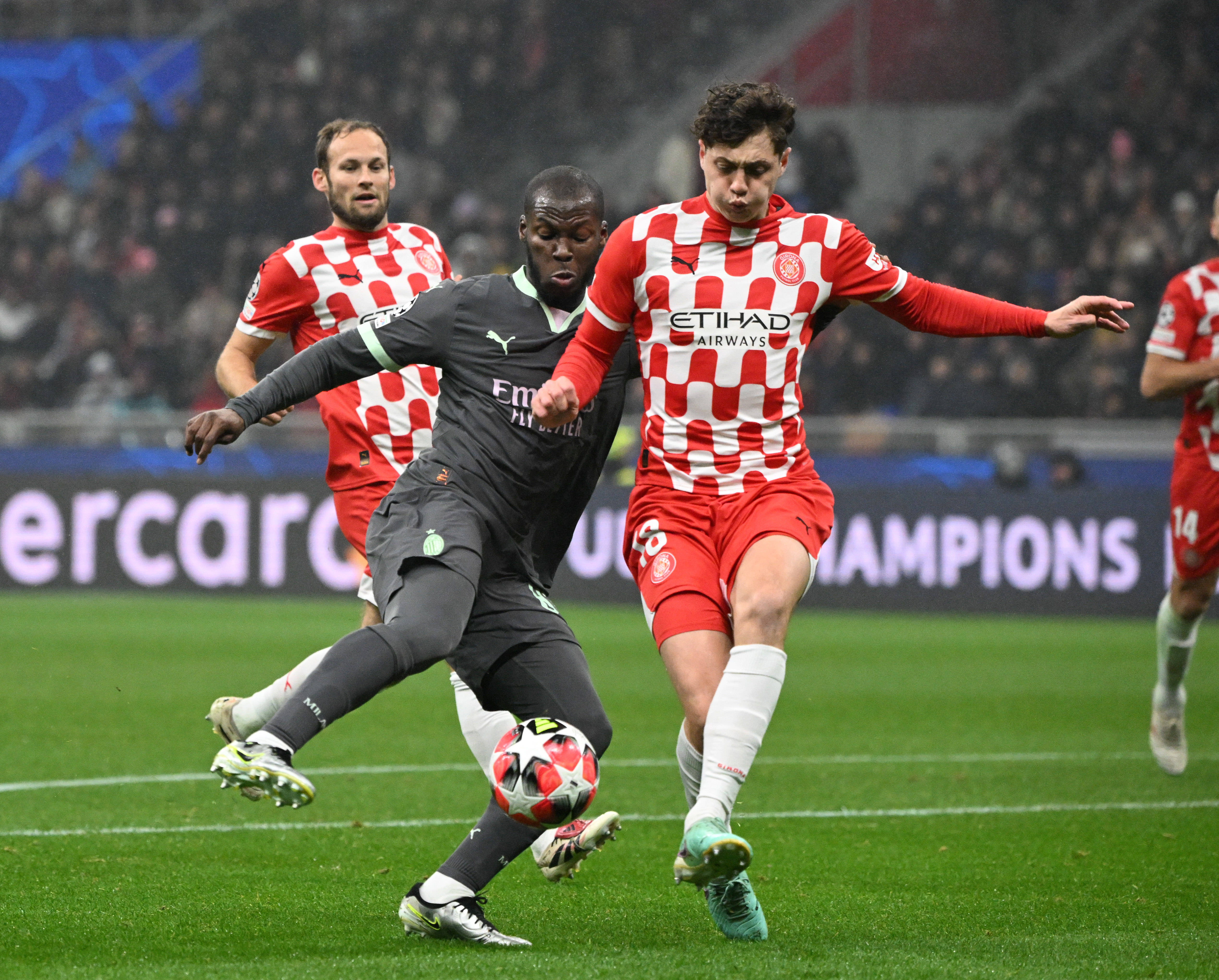 包含AC米兰中场漂亮抽射得分,帮助球队领先的词条 包含AC米兰中场漂亮抽射得分,帮助球队领先的词条