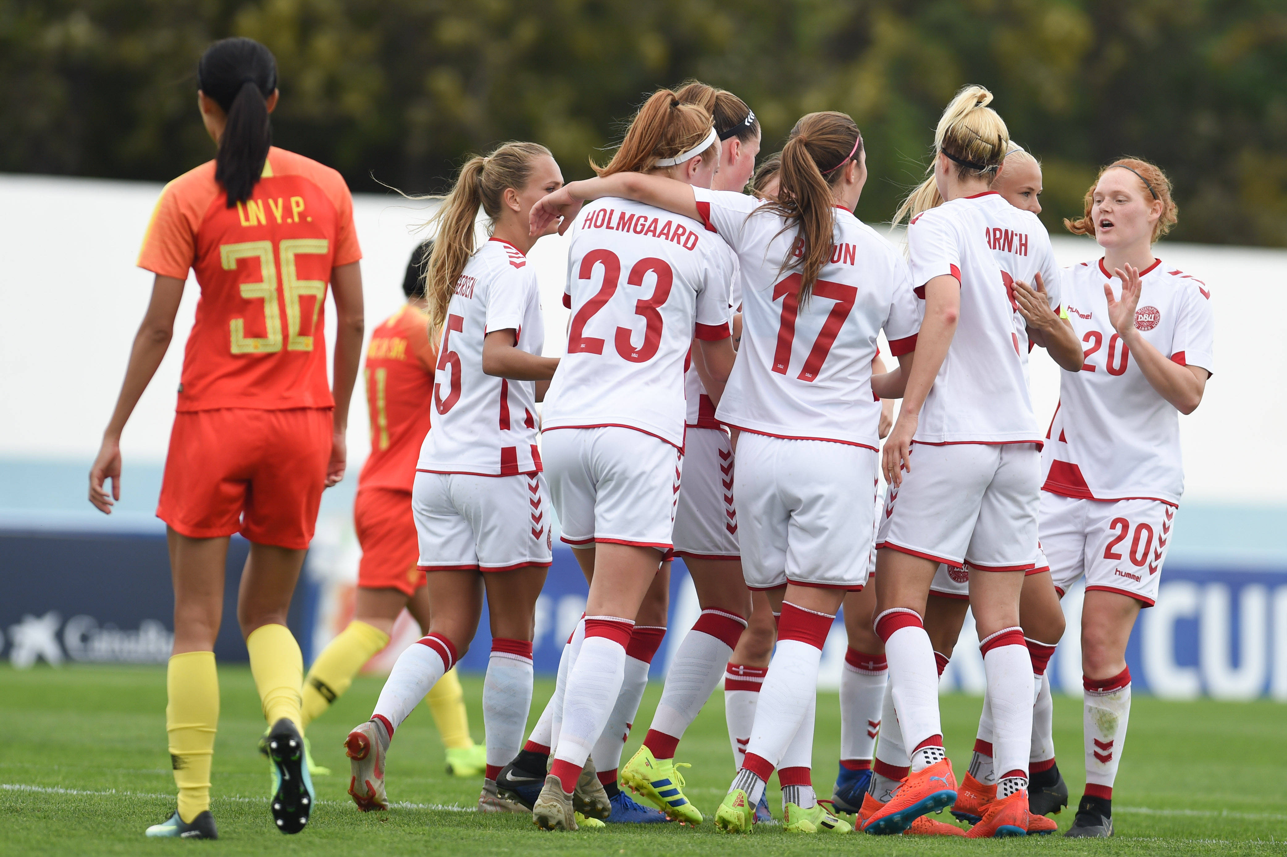 澳洲杯比赛澳大利亚女足飒爽登场