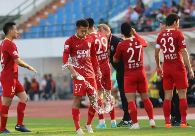 青岛黄海客场击败强敌，坚守前列