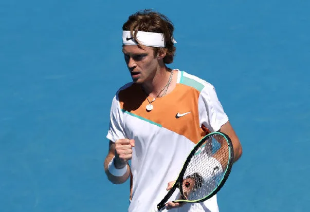 九游娱乐网站-卡利亚里客场逆转胜，球队迎来开门红士气高涨