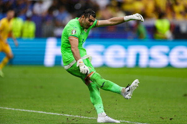 九游APP-罗马尼亚队在欧预赛比赛中惨遭淘汰