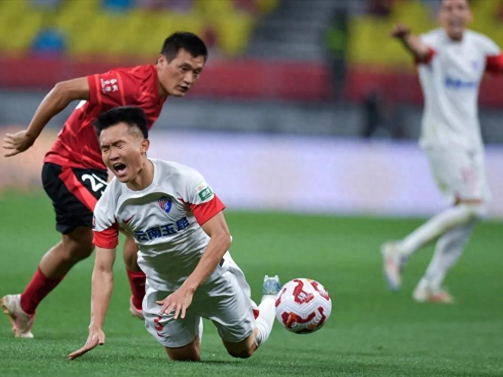 九游体育平台-顶尖国内足球赛场上掀起热潮，球队实力对决的简单介绍