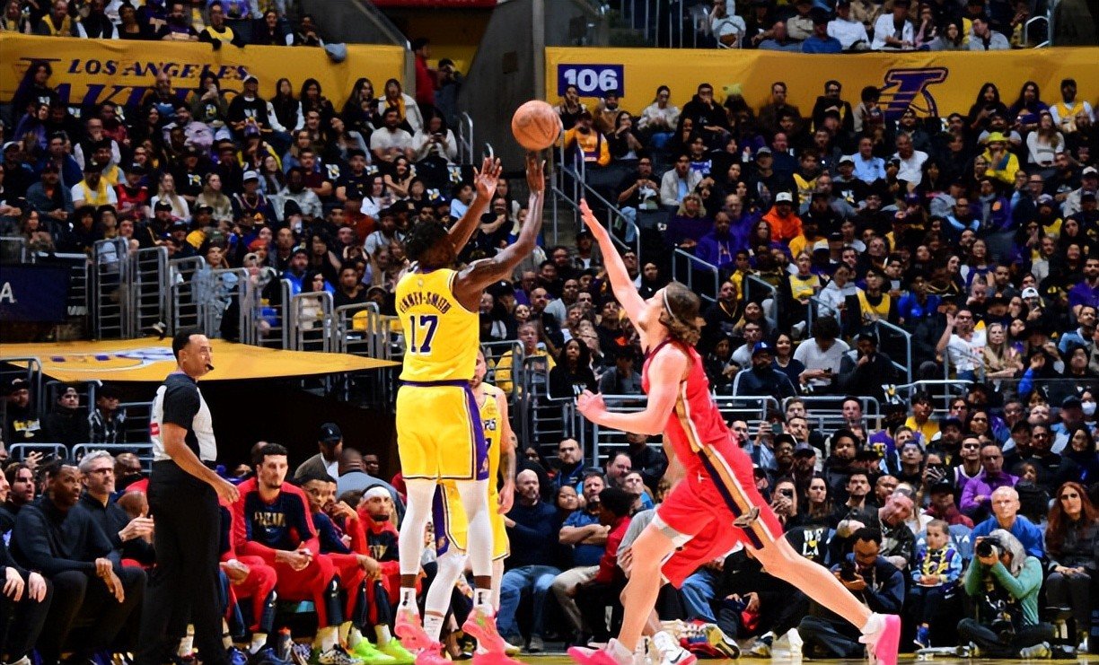 鹈鹕球员霍勒迪克斯在比赛中展现出色的篮筐硬度 鹈鹕球员霍勒迪克斯在比赛中展现出色的篮筐硬度