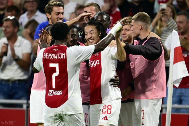 阿贾克斯期待胜利，客场挑战对手奋力争取进球