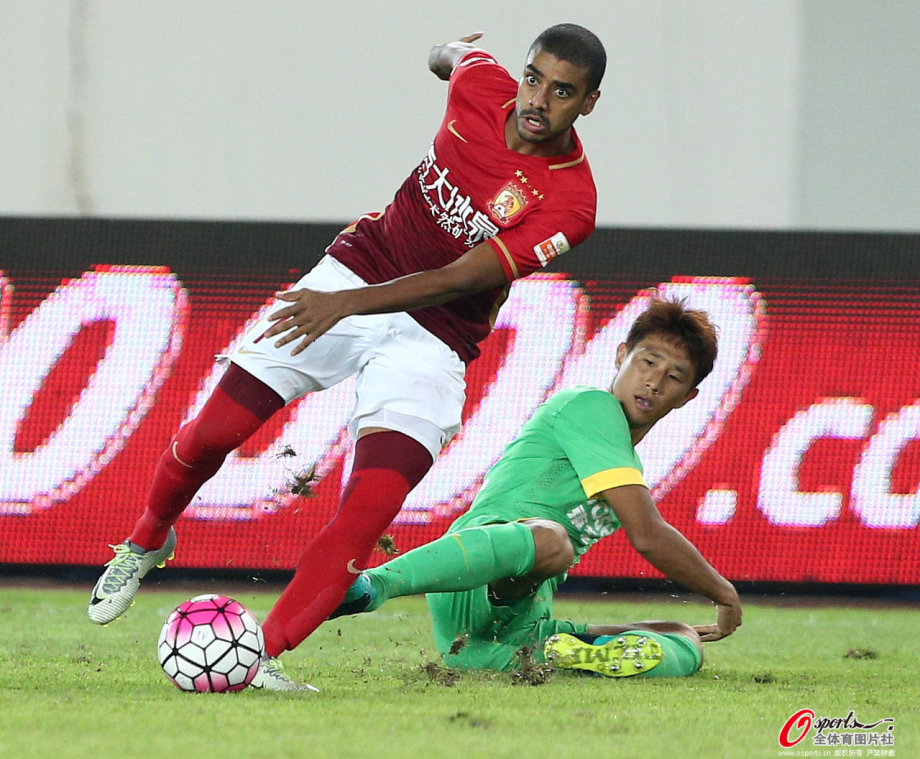 富力主场逼平恒大,保持不败表现 富力主场逼平恒大,保持不败表现