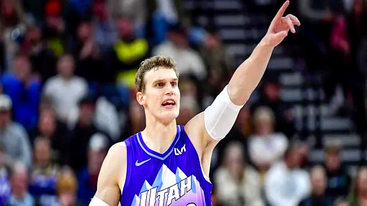 犹他爵士球员连续得分，助球队逆转比赛