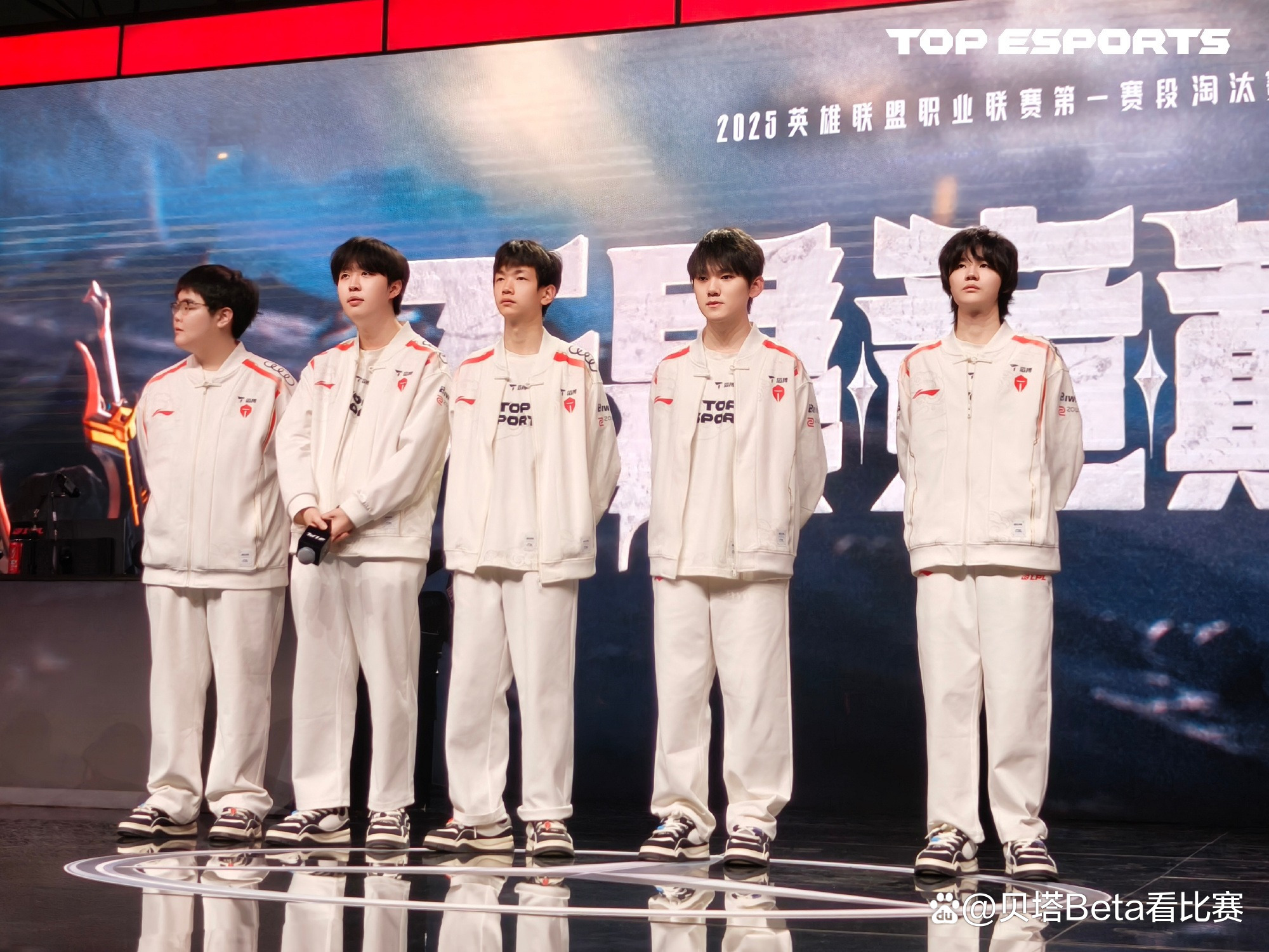 HLE轻取T1，Canyon团战一打五激烈交锋八强赛，留下经典瞬间