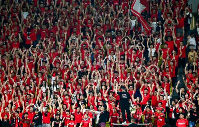 亚冠比赛中双方球队展开激烈对抗 亚冠比赛中双方球队展开激烈对抗