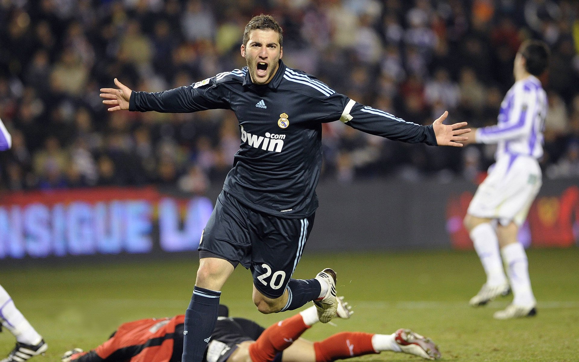 绿茵烽火映篮坛，当国家德比的硝烟，点燃黄蜂蛰晕鹈鹕的单节风暴